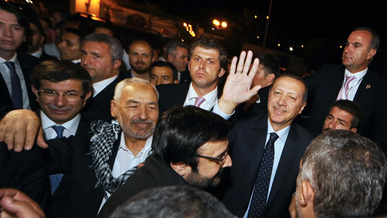 Recep Tayyip Erdogan török kormányfő látogatása tunéziában, mellette sálban Rached Ghannouchi az Ennahdahe iszlámista mozgalom vezetője