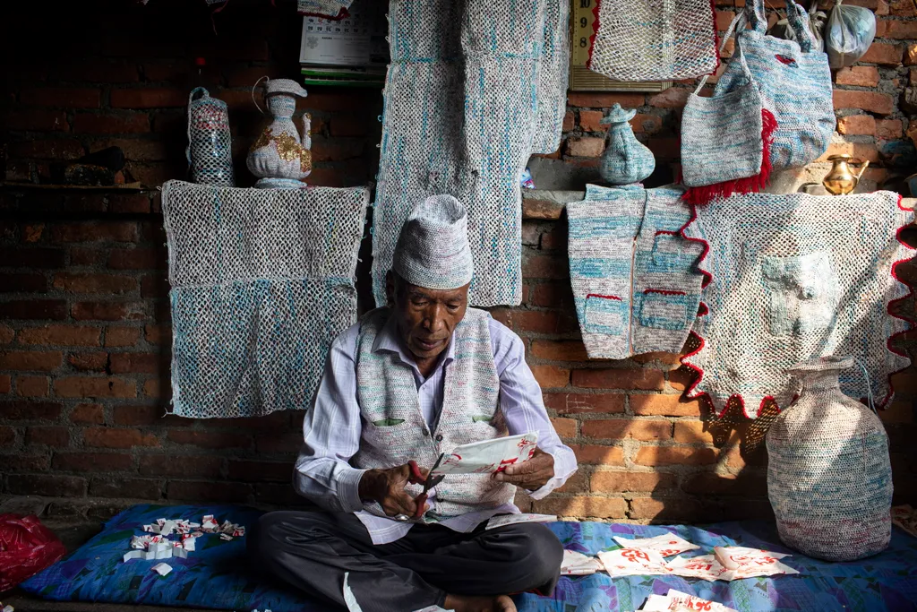 82 éves nepáli férfi műanyag csomagolóanyag újra feldolgozás, 
