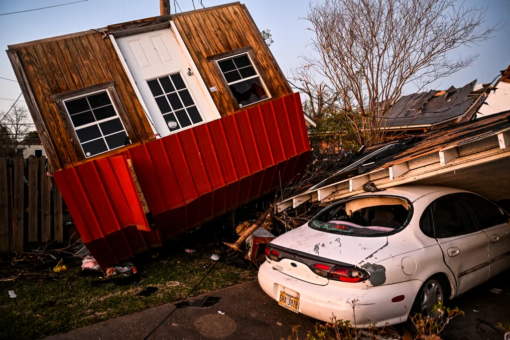 Mississippi, pusztítás, tornádó, Egyesült Államok  At least 19 dead in Mississippi tornado, storms: ABC News Horizontal 