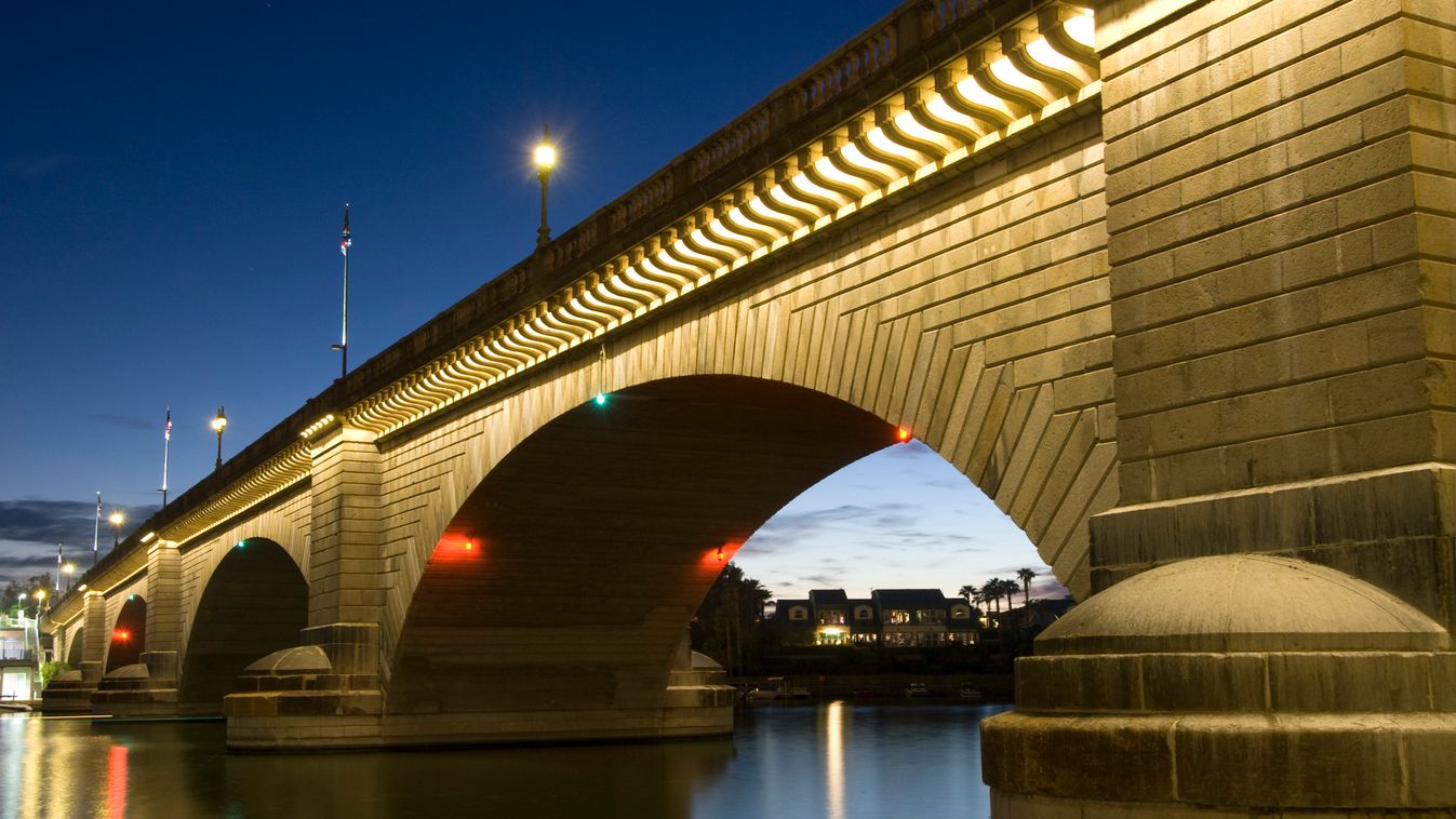 Elköltöztetett nevezetességek London Bridge in the late evening, Havasu, Arizona, United States of America, 