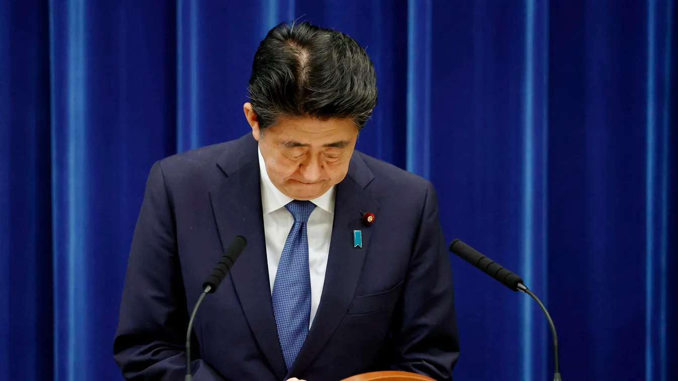 ABE, Sindzó Tokió, 2020. augusztus 28.
Abe Sindzó japán miniszterelnök a tokiói miniszterelnöki hivatalban tartott sajtótájékoztatón 2020. augusztus 28-án. A japán kormányfő romló egészségi állapotára hivatkozva bejelentette lemondását.
MTI/AP/European Pr