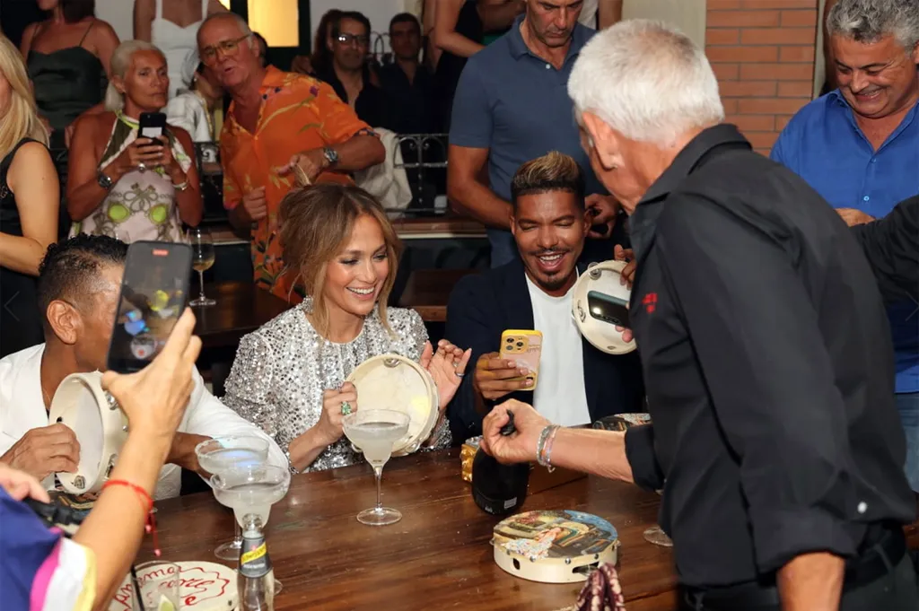 LOPEZ, Jennifer, Jennifer Lopez Capri ének étterem 