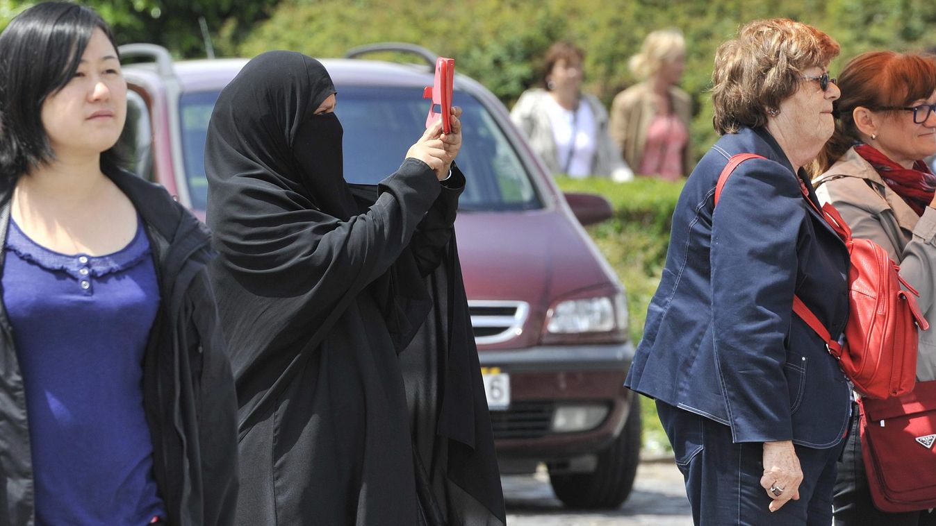 arab női viselet burka nikáb SZEMÉLY turista 