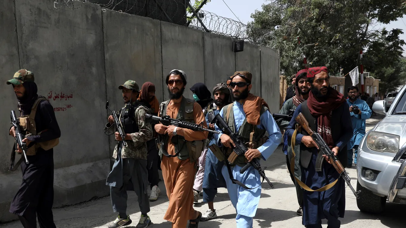Kabul, 2021. augusztus 18.
Tálib fegyveresek járőröznek Kabulban 2021. augusztus 18-án. Három nappal korábban a szélsőséges iszlamista tálibok uralma alá került Afganisztán, miután a lázadók harc nélkül behatoltak az afgán fővárosba és elfoglalták az afgá