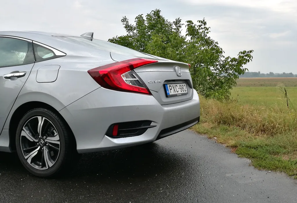 Honda Civic négyajtós dízel teszt (2018) 