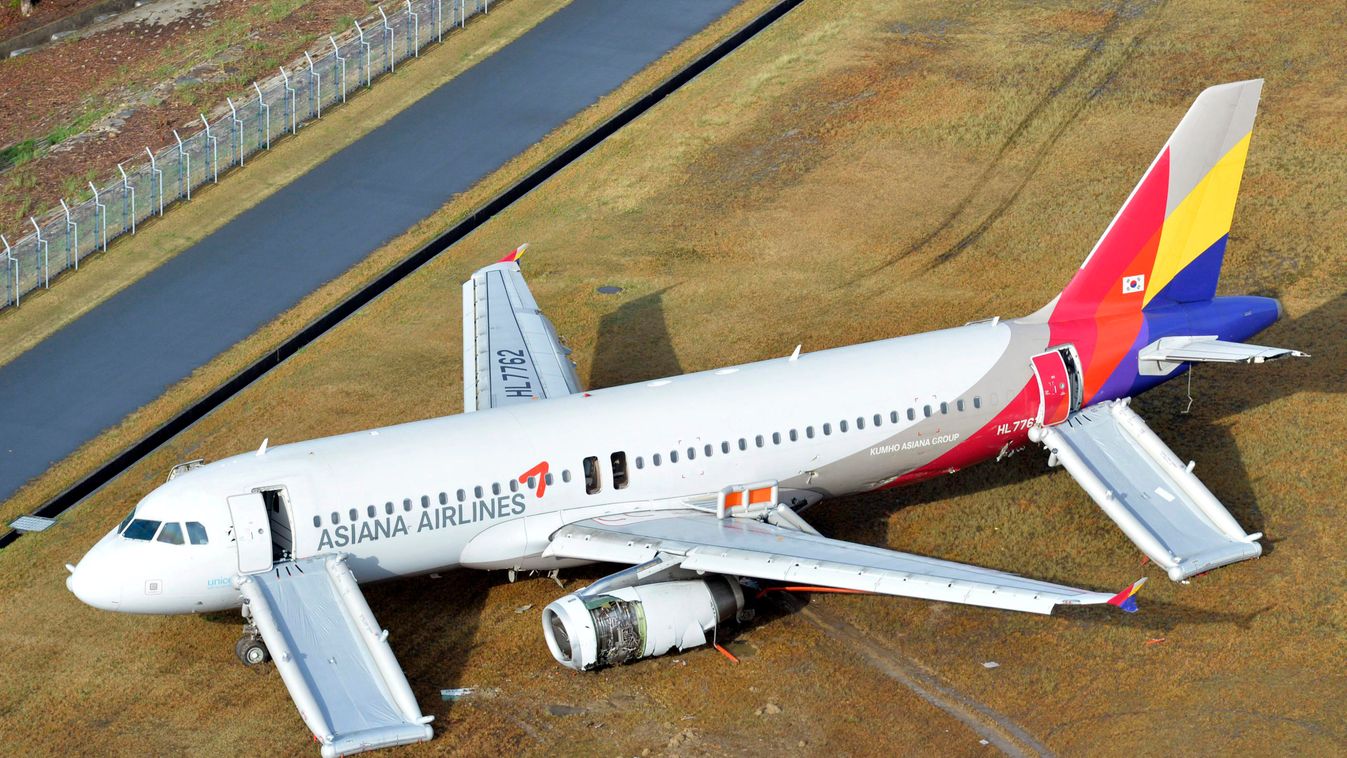 Mihara, 2015. április 15.
A dél-koreai Asiana Airlines Szöulból Hirosimába tartó repülőgépe, amely a leszállást követően letért a hirosimai repülőtér kifutójáról 2015. április 15-én. A leszállás közben a gép farokrésze a leszállópályához csapódott, a bale