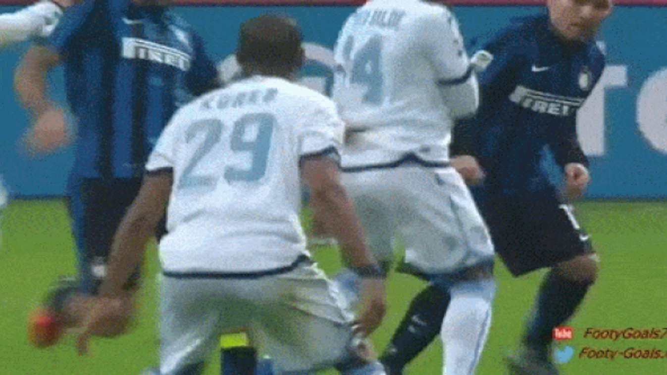 Felipe Melo nyakon rúgja Bigliát az Inter Lazio meccsen 