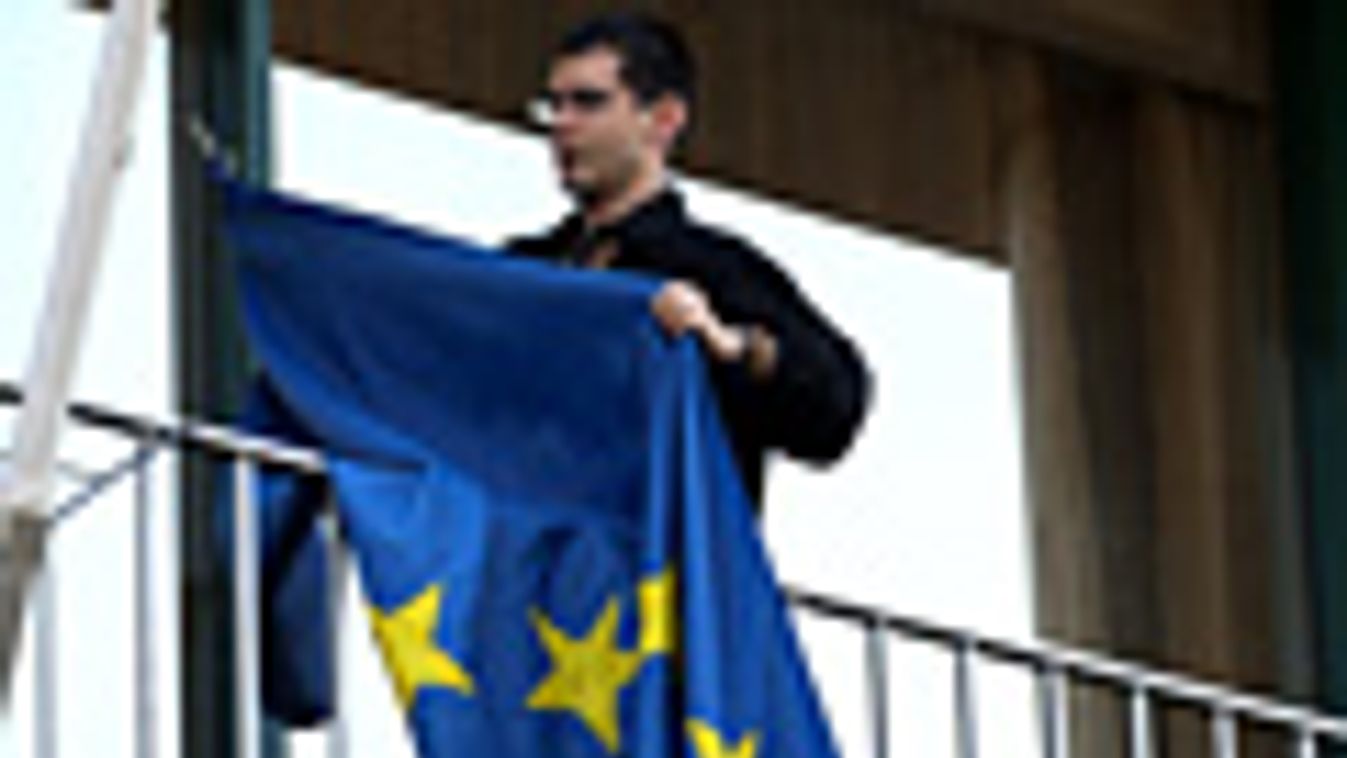 Novák Előd a Jobbik képviselője eltávolítja a Képviselői Irodaház erkélyéről az európai uniós zászlót