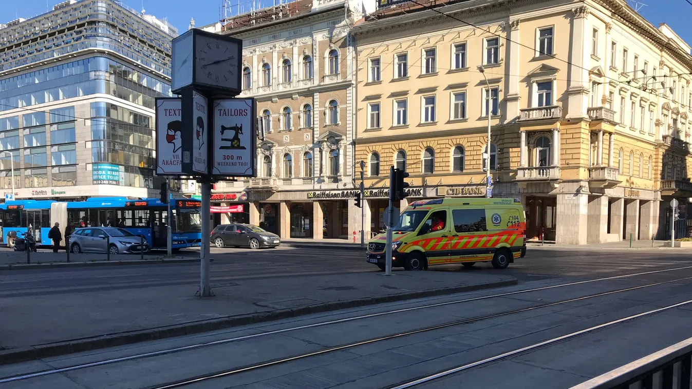 Blaha Lujza tér, mentő, rendőr, 2020.05.22. 