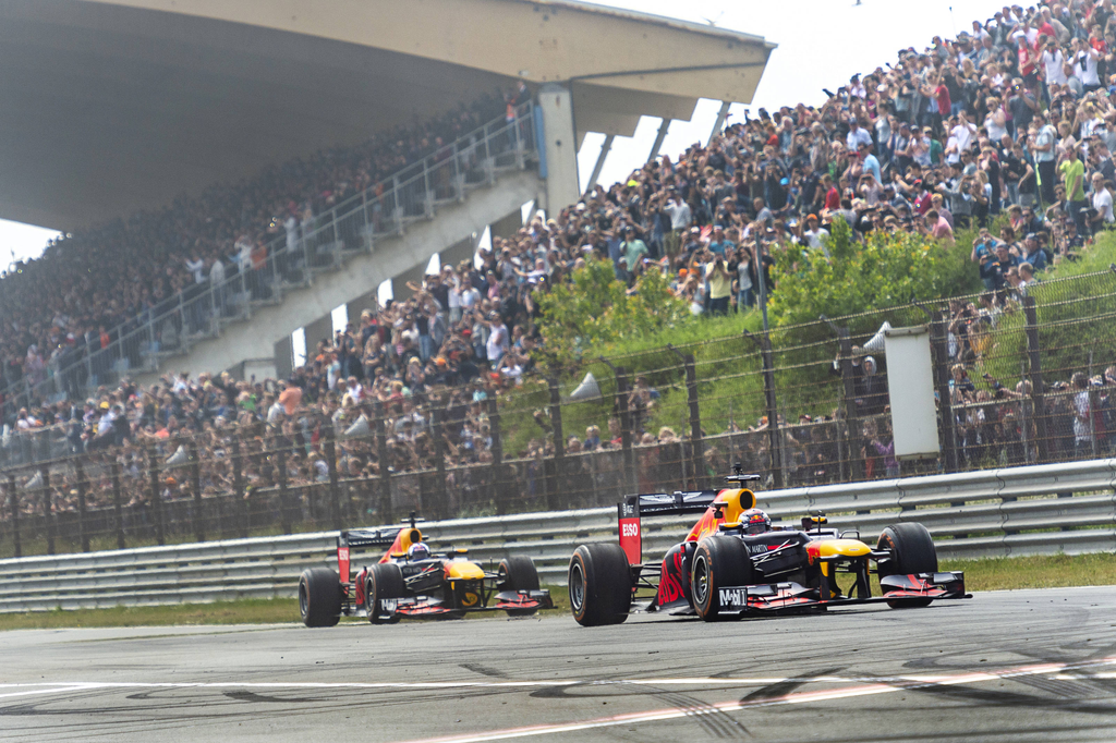 A Forma-1-es Red Bull Racing bemutatója a hollandiai Zandvoortban, David Coulthard és Daniel Ricciardo, Aston Martin 