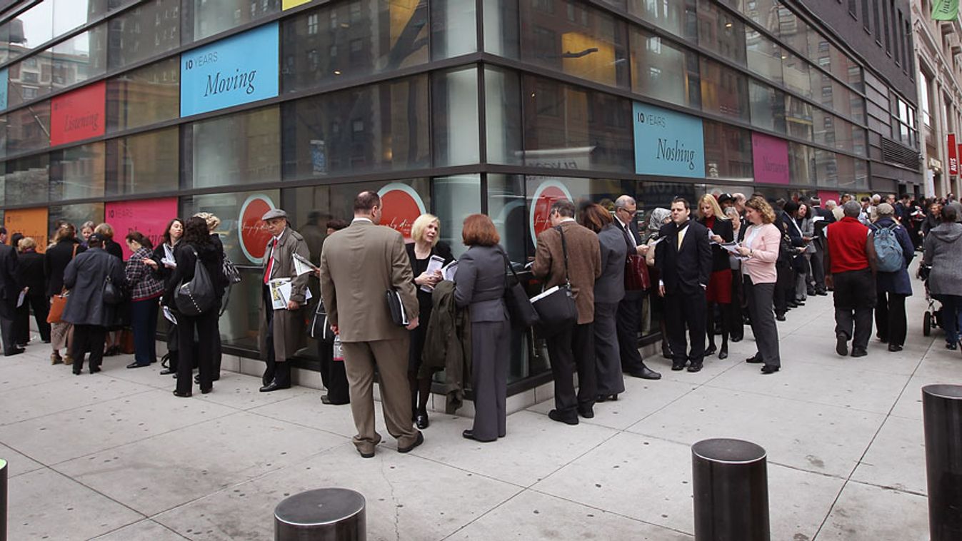 MNB, olcsó hitel, érdeklődők állnak sorba egy New York-i állásbörze előtt