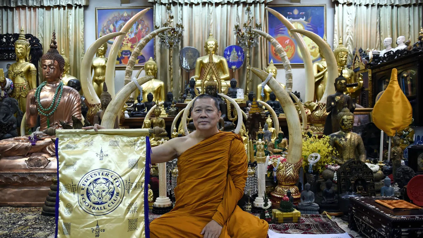 Phra Prommangkalachan buddhista szerzetes, aki a Leicester csapatához jár 