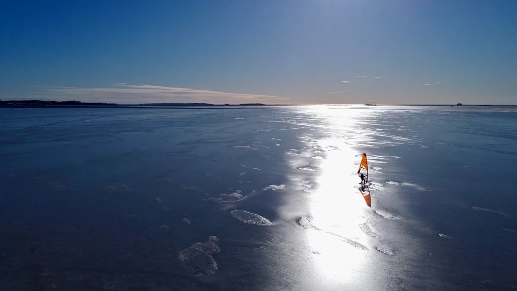 Szörf rajongók befagyott BAlti tengeri szakaszon jégszörföznek windsurfing TOPSHOTS Horizontal AERIAL VIEW OFFBEAT 