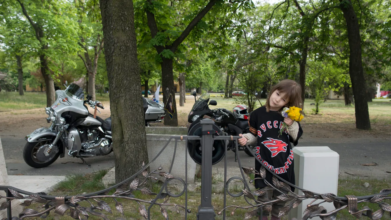 Fiumei úti sírkert KÖZLEKEDÉSI ESZKÖZ motorkerékpár Fiumei úti sírkert KÖZLEKEDÉSI ESZKÖZ motorkerékpár Alexej Galitszkij, az Éjszakai farkasok nevű orosz motoros klub tagjának kislánya, Mila a budapesti Fiumei úti sírkertben, a szovjet katonai parcelláná