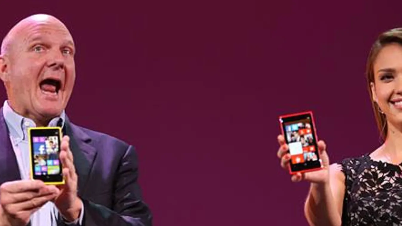 Steve Ballmer a Microsoft távozó igazgatója, Jessica Albával a Windows Phone 8 bemutatóján 
