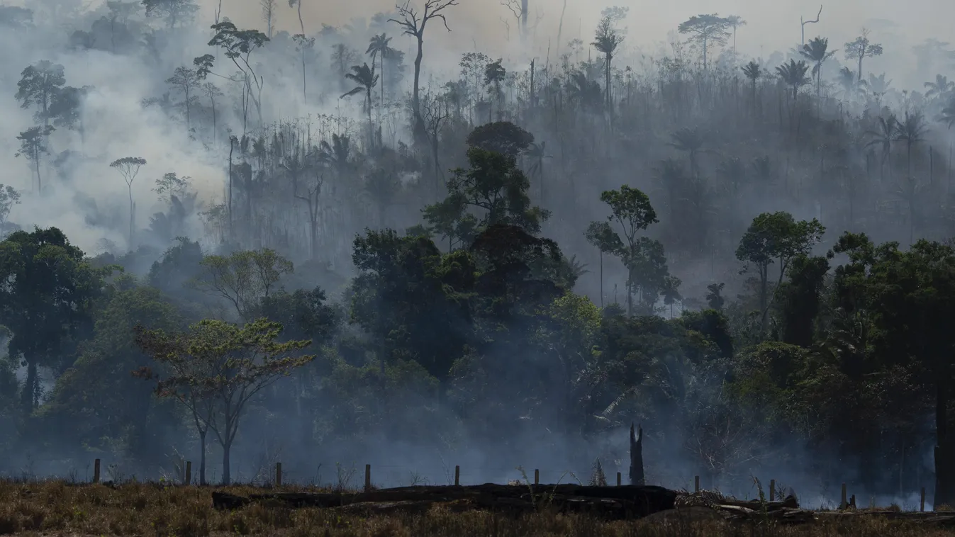 Altamira, 2019. augusztus 28.
Füst borítja a tüzek pusztította amazóniai dzsungelt a brazíliai Pará szövetségi államban lévő Altamira közelében 2019. augusztus 27-én. Brazíliában az idén 83 százalékkal több az erdőtűz, mint 2018 első nyolc havában. A nyol
