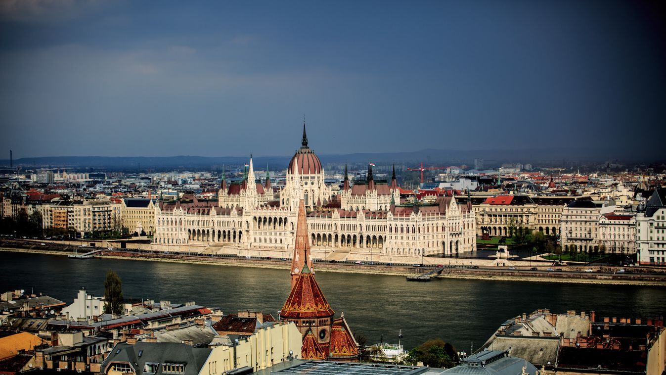Budapest, időjárás, tavasz, április, eső, borús idő, parlament, országház 