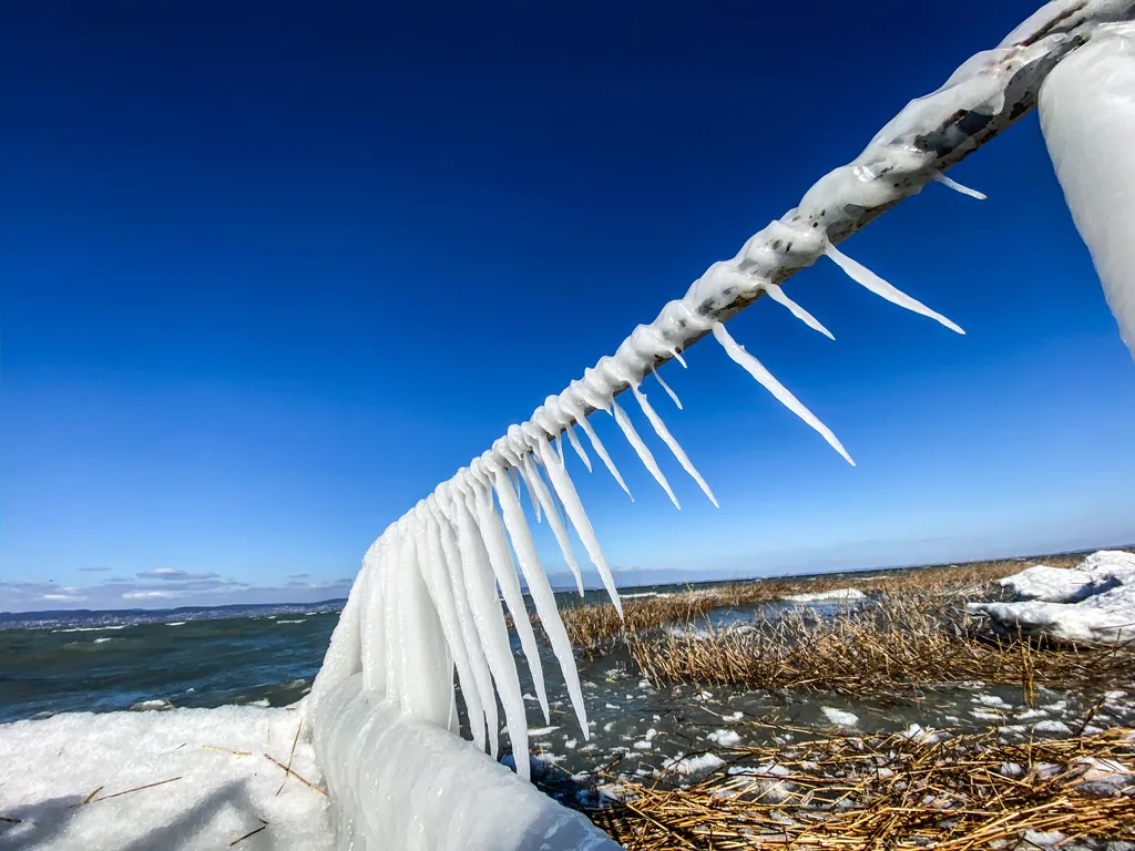 befagyott balaton, jeges balaton, időjárás, jég, tél 