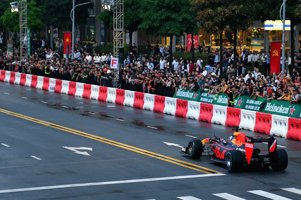 Az utcai parádén David Coulthard vezette a Red Bull Racing Forma-1-es autóját, Ho Si Minh-városban, Vietnámban 