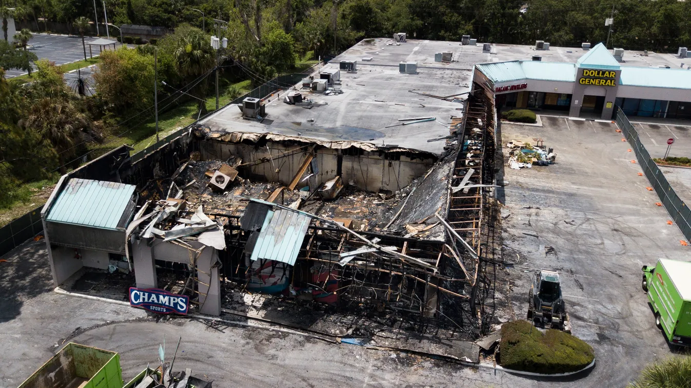 Tampa, 2020. június 3.
A Champs Sports-üzlet és egy vietanmi étterem kiégett romjai a floridai Tampában 2020. június 2-án, néhány nappal az után, hogy a George Floyd fekete bőrű férfi halála miatt tiltakozó tüntetők gyújtogattak. Május 25-én Minneapolisba