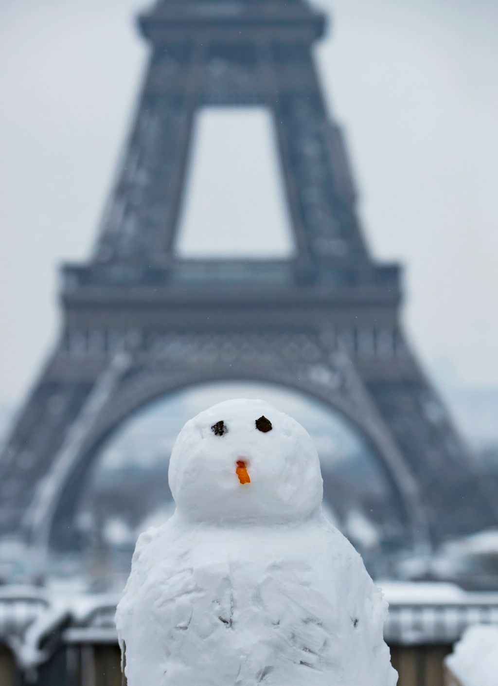 Párizs, 2018. február 7.
Hóember az Eiffel-toronnyal Párizsban 2018. február 7-én. (MTI/EPA/Ian Langsdon) 