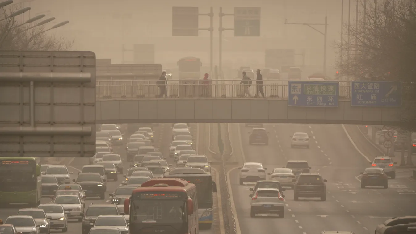 kína, peking, 2023.03.22., homokvihar, veszélyes levegőminőség, maszk, utcai élet, forgalom, gyalogosok 