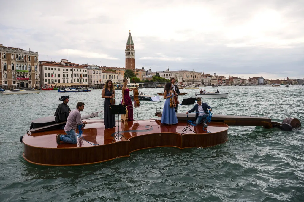 Hatalmas úszó hegedű, koncert, Velence, galéria, 2021 