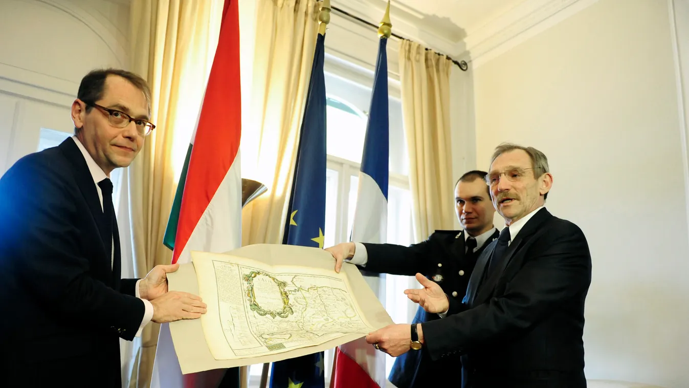 Pintér Sándor lopott műkincseket ad vissza a franciáknak a Francia nagyköveti rezidencián, Roland Galharague, Franciaország magyarországi nagykövete veszi át a térképeket 