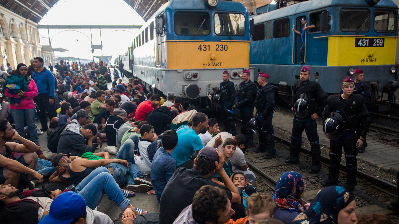 Migráns Menekült Bevándorló Keleti tüntetés Migránsok várnak a Münchenbe induló nemzetközi gyorsvonatra a Keleti páylaudvaron. A jegyeket hiába vették meg, a hatóságok nem engedik fel őket a szerelvényre. A keletit kiürítették, a migránsok spontán tünteté