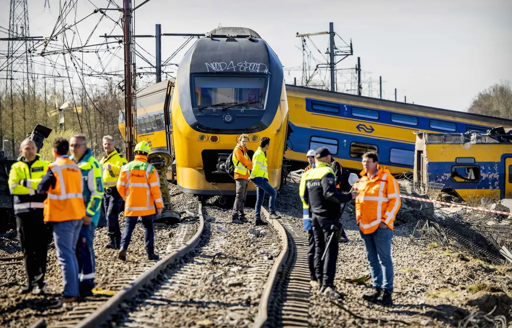 vasút, vonat, baleset, vonat, szerencsétlenség, kisiklott, ütközés, baleset, vonatok, szerelvény, hollandia, holland, 2023. 04. 04 - 05 