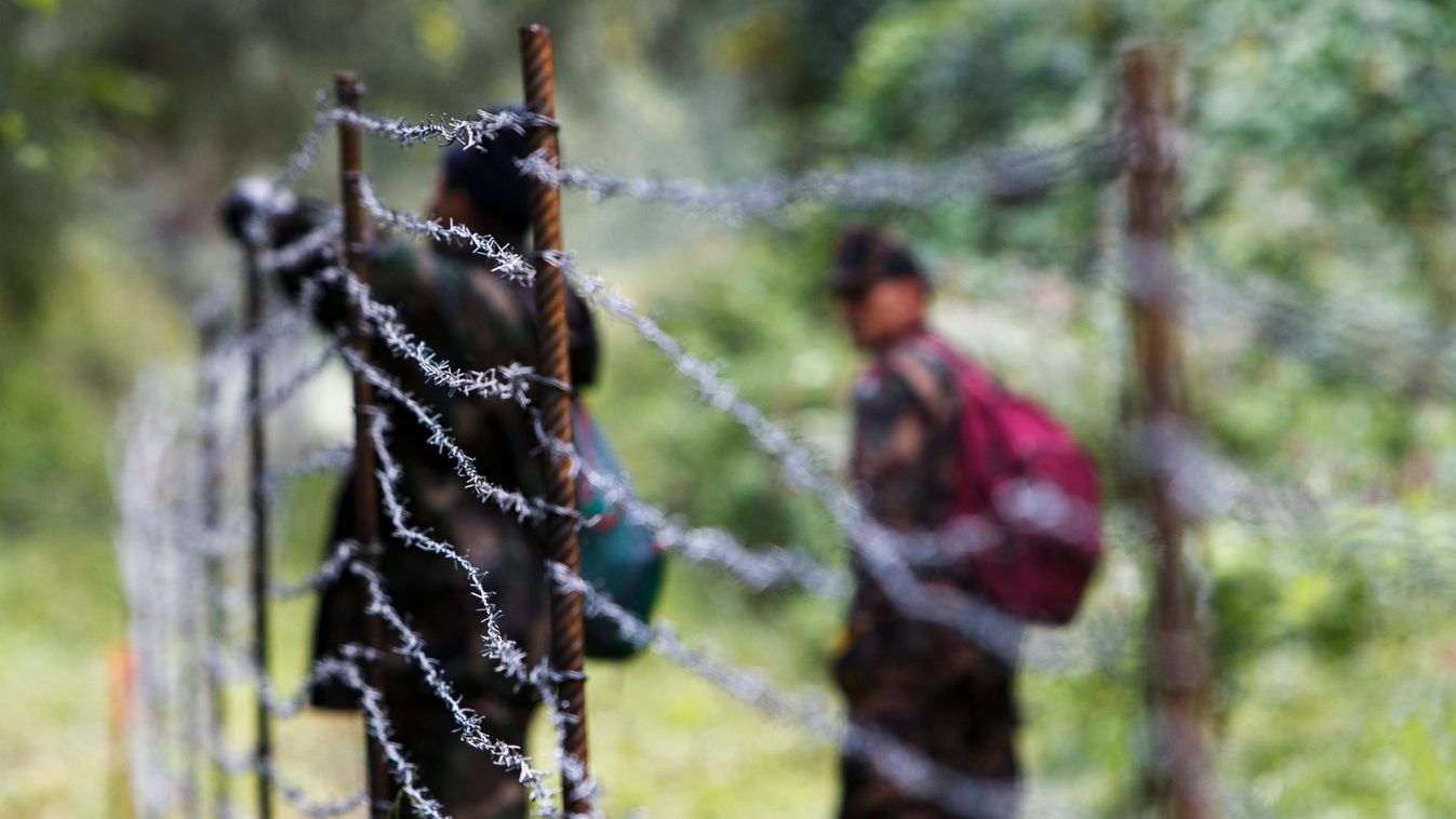 Katonák ideiglenes határzárat építenek a horvát-magyar határon, Zákány közelében 