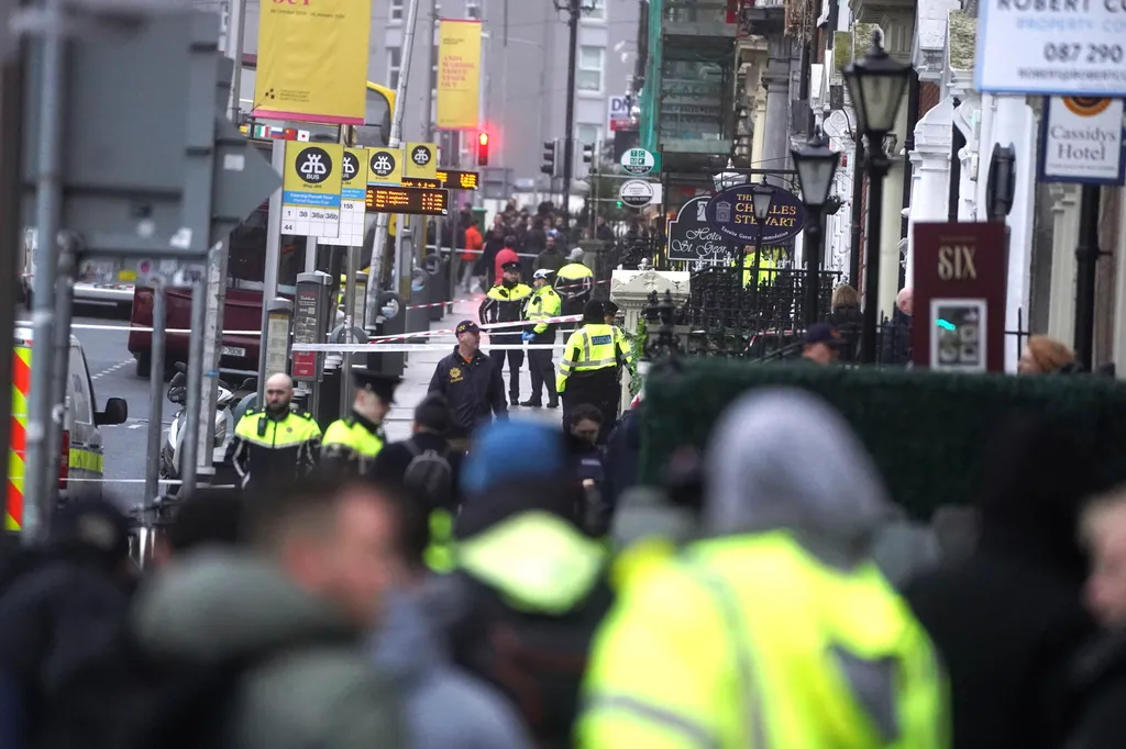 Zavargások késes támadás Írország, 2023.11.24., Dublin, 2023. november 24.
Dublin belvárosában, ahol egy férfi megkéselt öt embert, köztük három gyermeket 2023. november 23-án. Az egyik áldozat, egy kislány súlyosan megsebesült. A rendőrség őrizetbe vette
