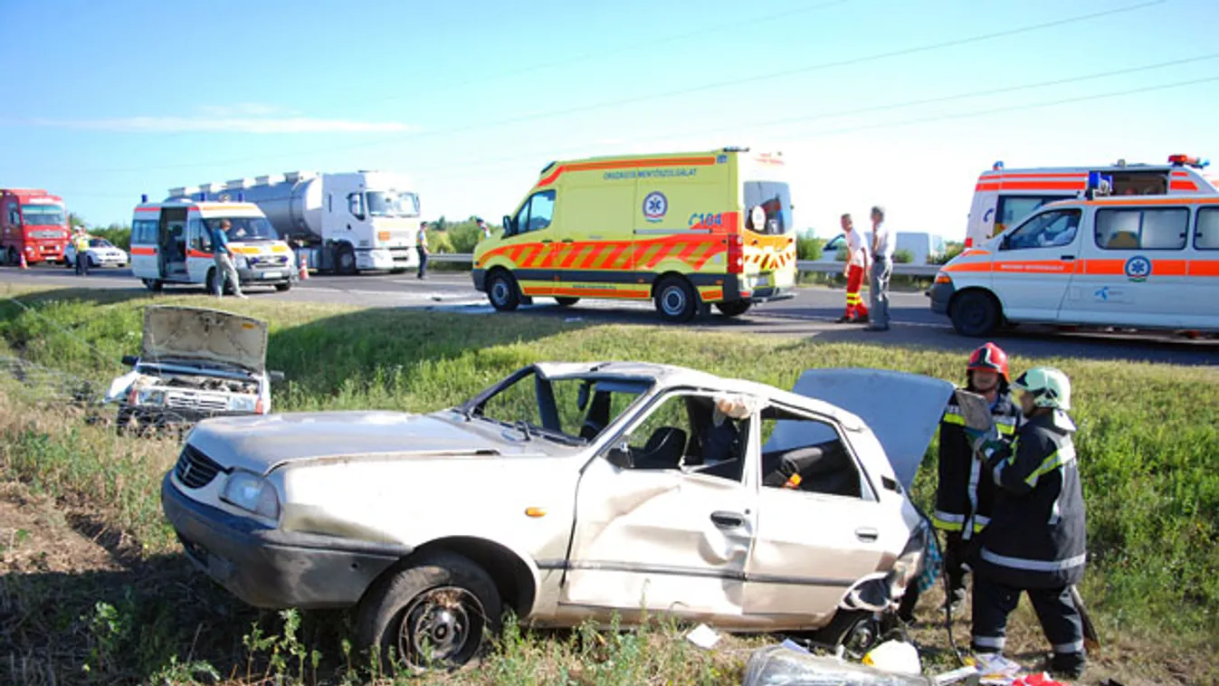 összetört személyautó az M5-ös autópályán 2012. augusztus 7-én. A balesethez kiérkező mentőautónak nekirohant egy személyautó, és az egyik mentőst elütötte, aki szintén könnyebben megsérült. Baleset
