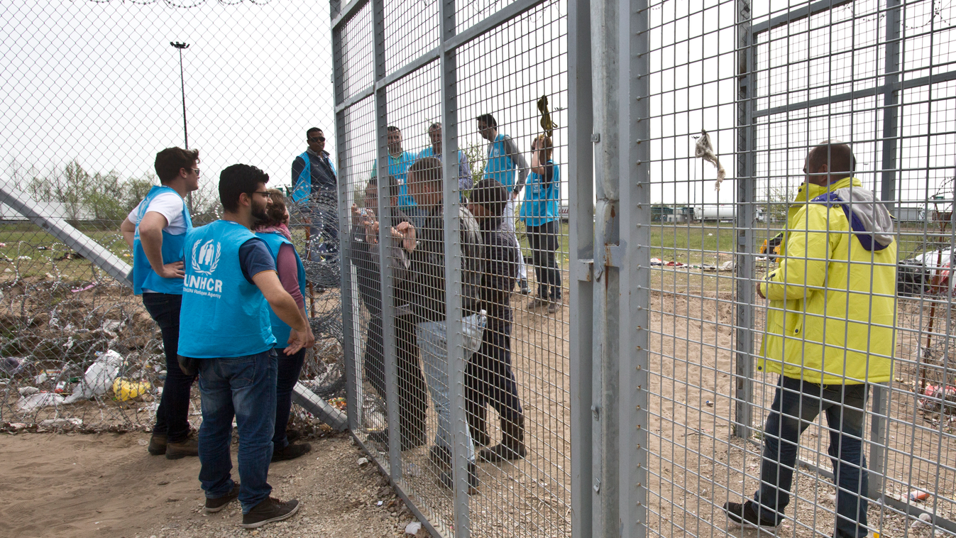 Szerb-Magyar határ Röszke térségében migránsok részére kialakított kapu, ahol badhatják menedékügyi kérelmüket 
