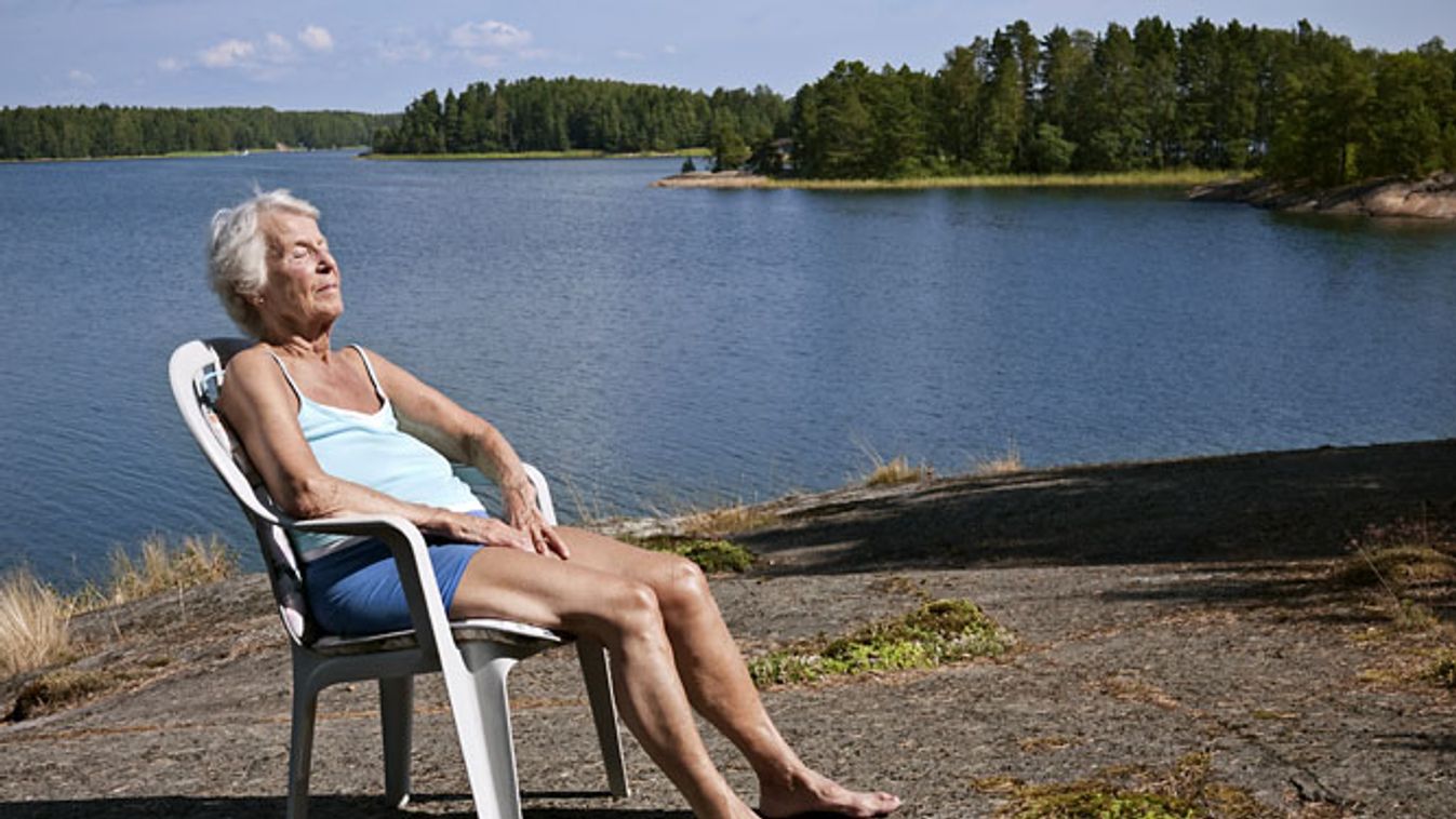öregek, öregség, svéd nyugdíjas napozik 
