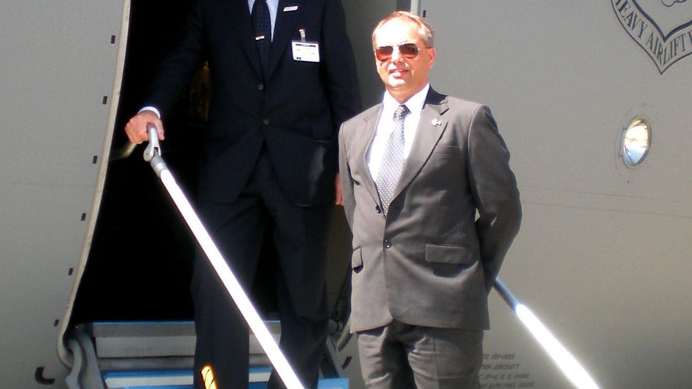 Sólyom Hungarian Airlines, Vágó József annak az els&otilde; C-17-es szállítógépnek a lépcs&otilde;jén a Boeing Long Beach-i gyárában 2009. július 14-én, amely elsőként érkezik majd a pápai légibázisra.