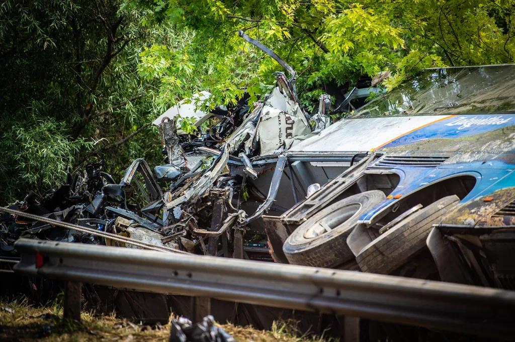 busz, baleset, Felborult egy busz az M7-esen, nyolc ember meghalt, Árokba borult egy autóbusz az M7-es autópályán Szabadbattyán térségében, a Budapest felé vezető oldalon vasárnap hajnalban öt óra előtt néhány perccel 