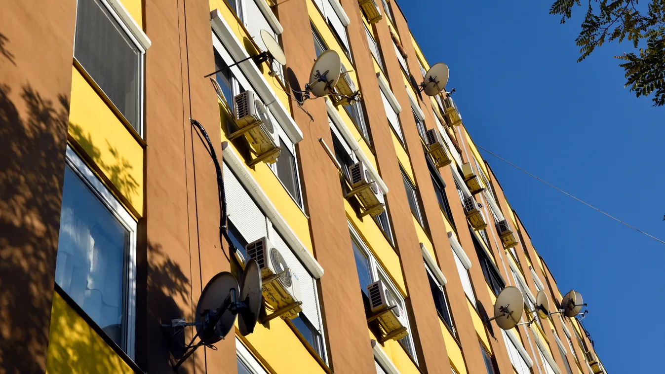 Ingatlan, lakás, albérlet, illusztráció, 2022, alulnézet ÉPÜLET épületfotó FOTÓ FOTÓTÉMA Lakóépület lékondicionáló NÉZET panelház parabola antenna 