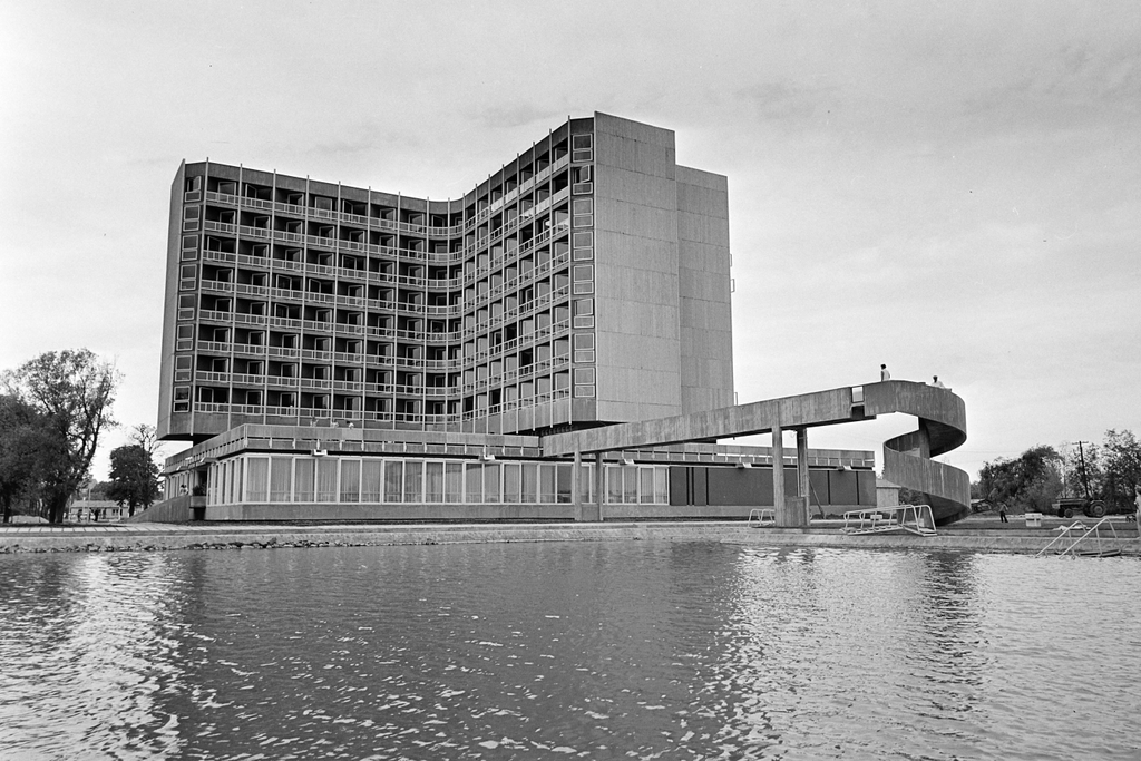 szállodagyár galéria hotel   Magyarország,
Keszthely
Helikon szálló.
ÉV
1971 