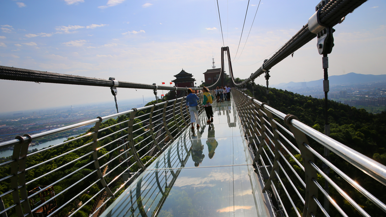 Huaxi World Adventure Park Huahszi üvegpadlós híd 