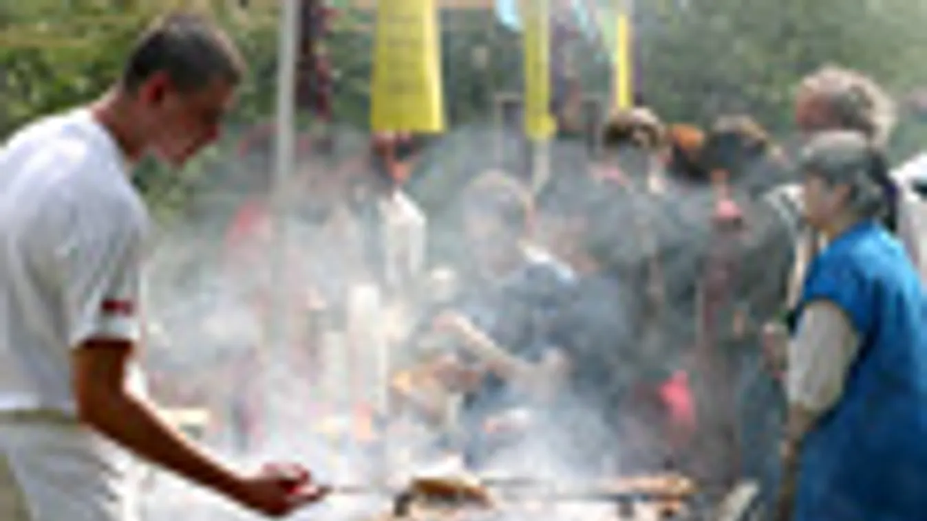 majális, Húsokat és kolbászt árul egy fiatalember a Városligetben tartott  majálison