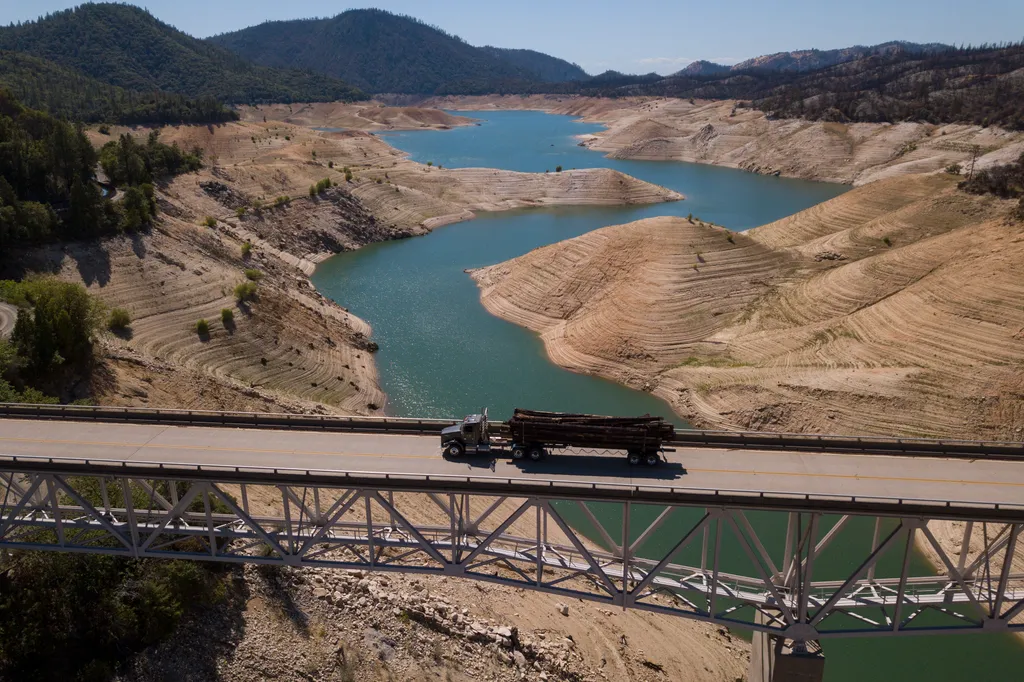 Kaliforniában most már rendszeres, hogy aszályokkal jár a nyár, Oroville-tó víztározó, gát, - galéria drought water environment climate Horizontal AERIAL VIEW 