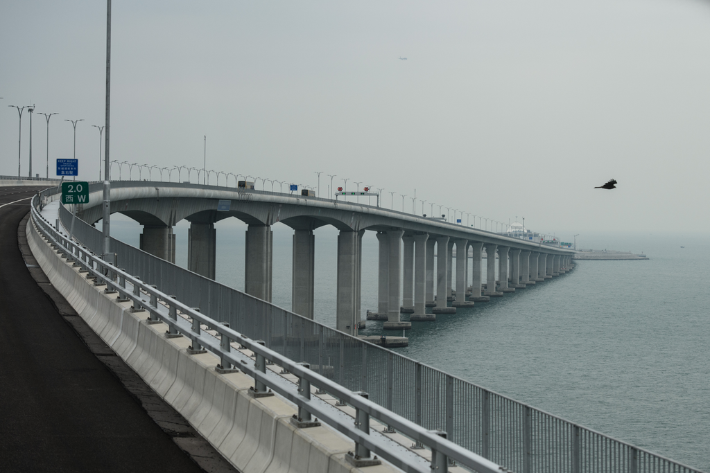 A világ leghosszabb tengeri hídja épült meg Hongkong és Makaó között 