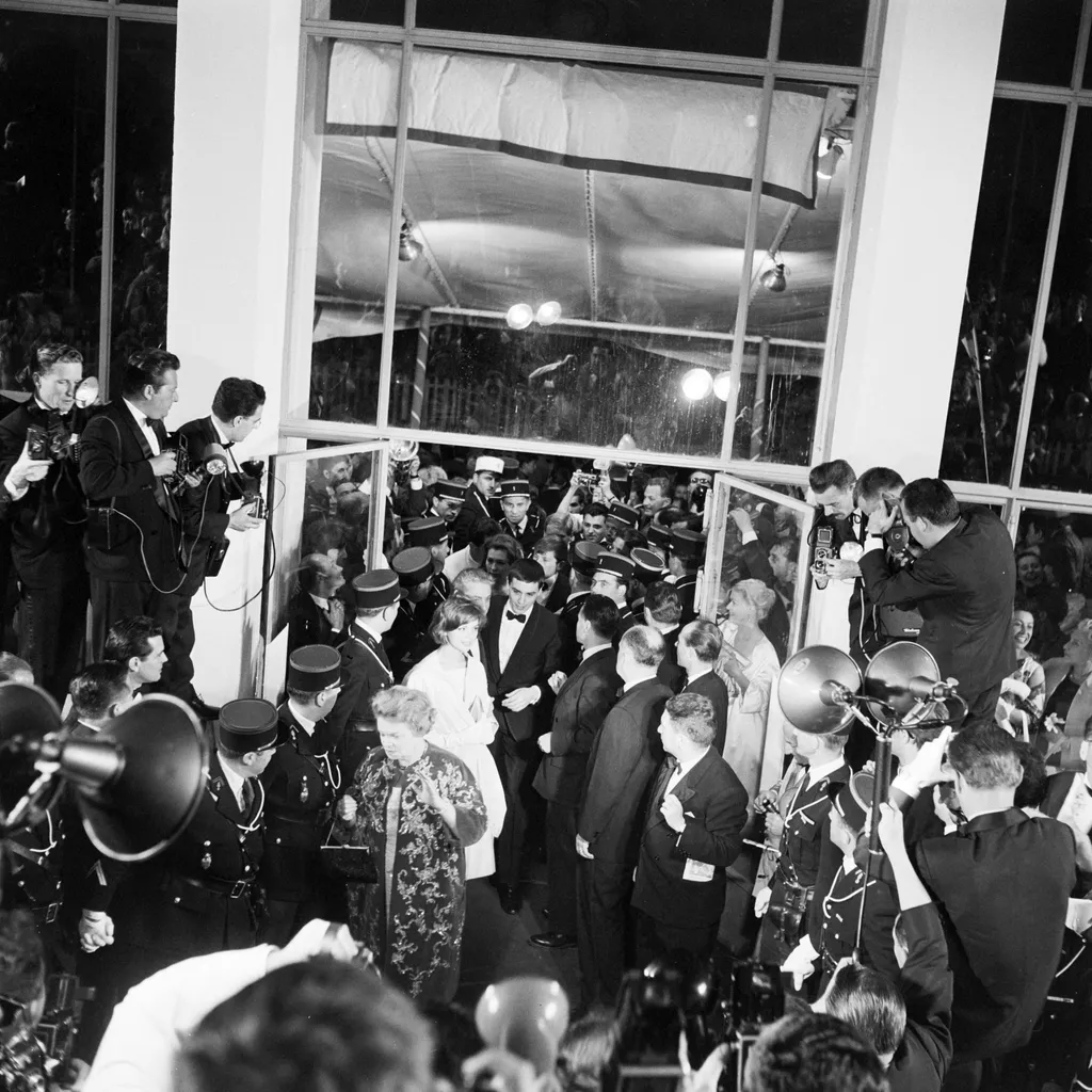alain delon 88 Alain Delon Cannes 1961 : émission Reflets de Cannes festival (International of the movie) movie (Which joy of life) staircase (Ascent of the grand staircase) Clément René film maker Lass Barbara Delon Alain actor (Actress) Cannes Cinema Sq
