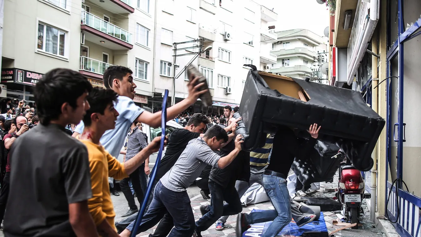 Tüntetők törnek be a Recep Tayyip Erdogan török miniszterelnök vezette Igazság és Fejlődés Párt (AKP) irodájába Somában 