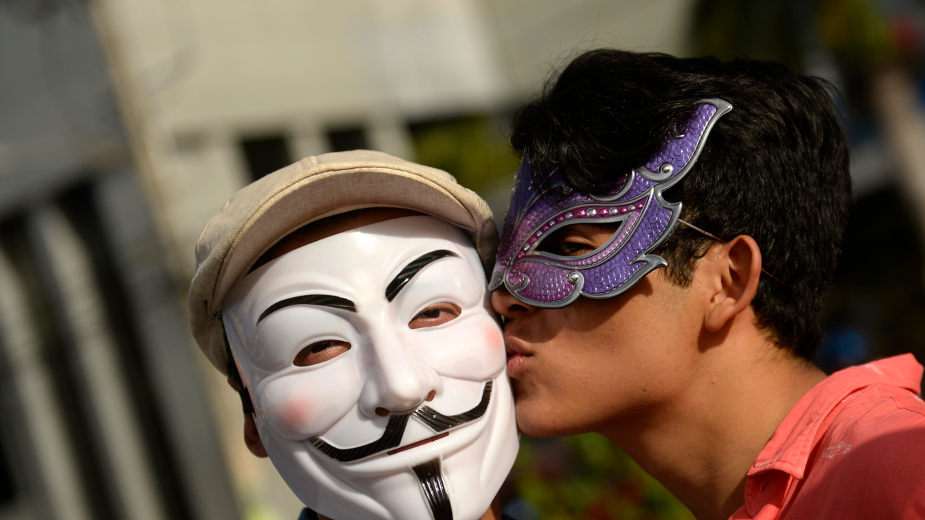 anonymous maszk csók top 