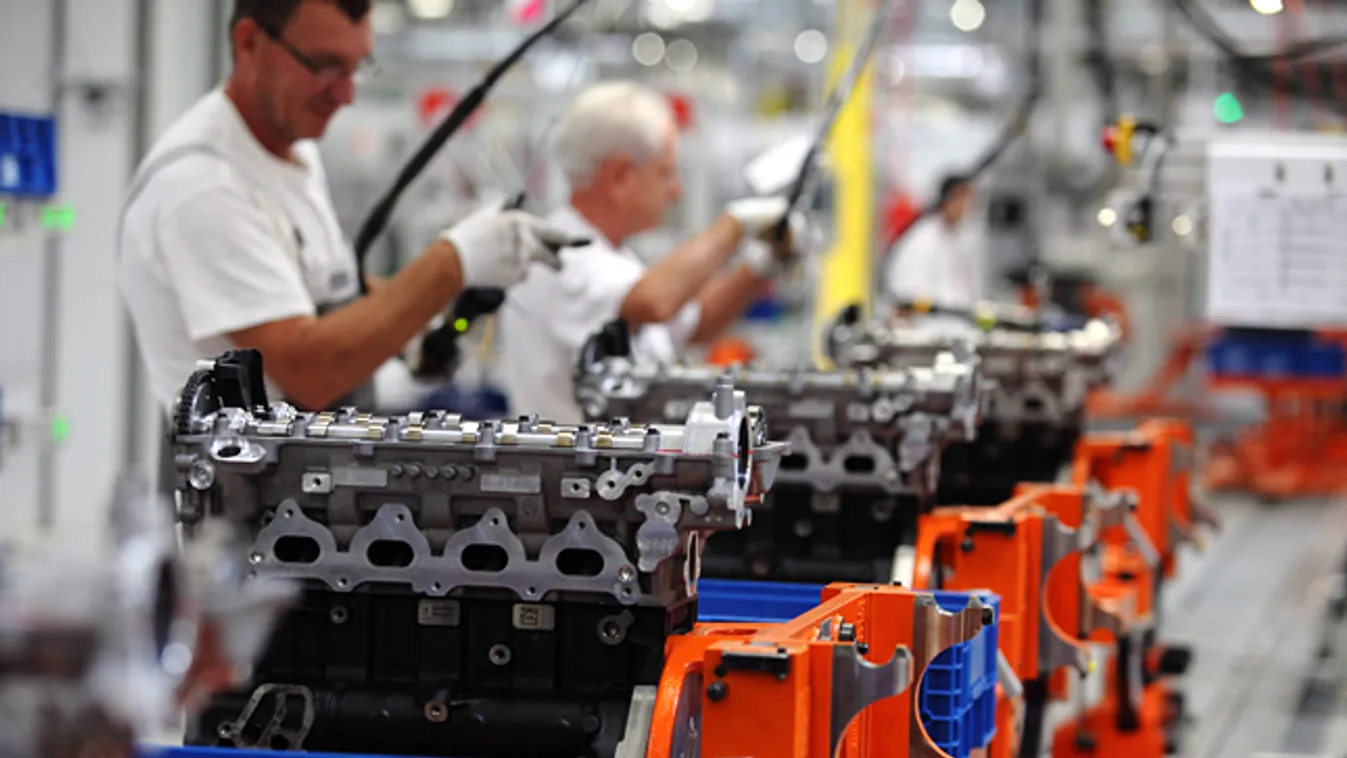 iparűzési adó, munkások motorokat szerelnek össze az Opel szentgotthárdi gyárának új részlegében 