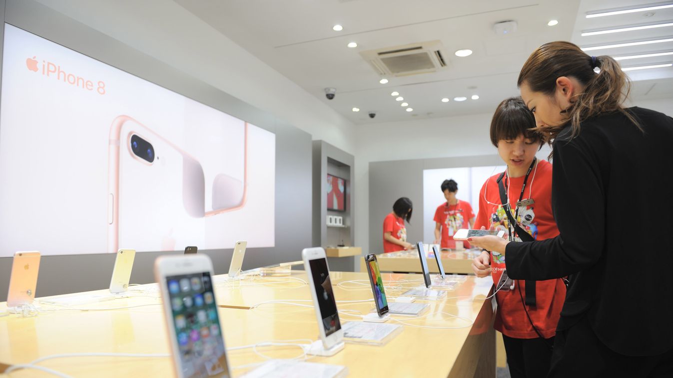 Apple sales iPhone 8 and 8 Plus in Japan Japan APPLE Tokyo Iphone 8 Omotesando Avenue telecom shop 