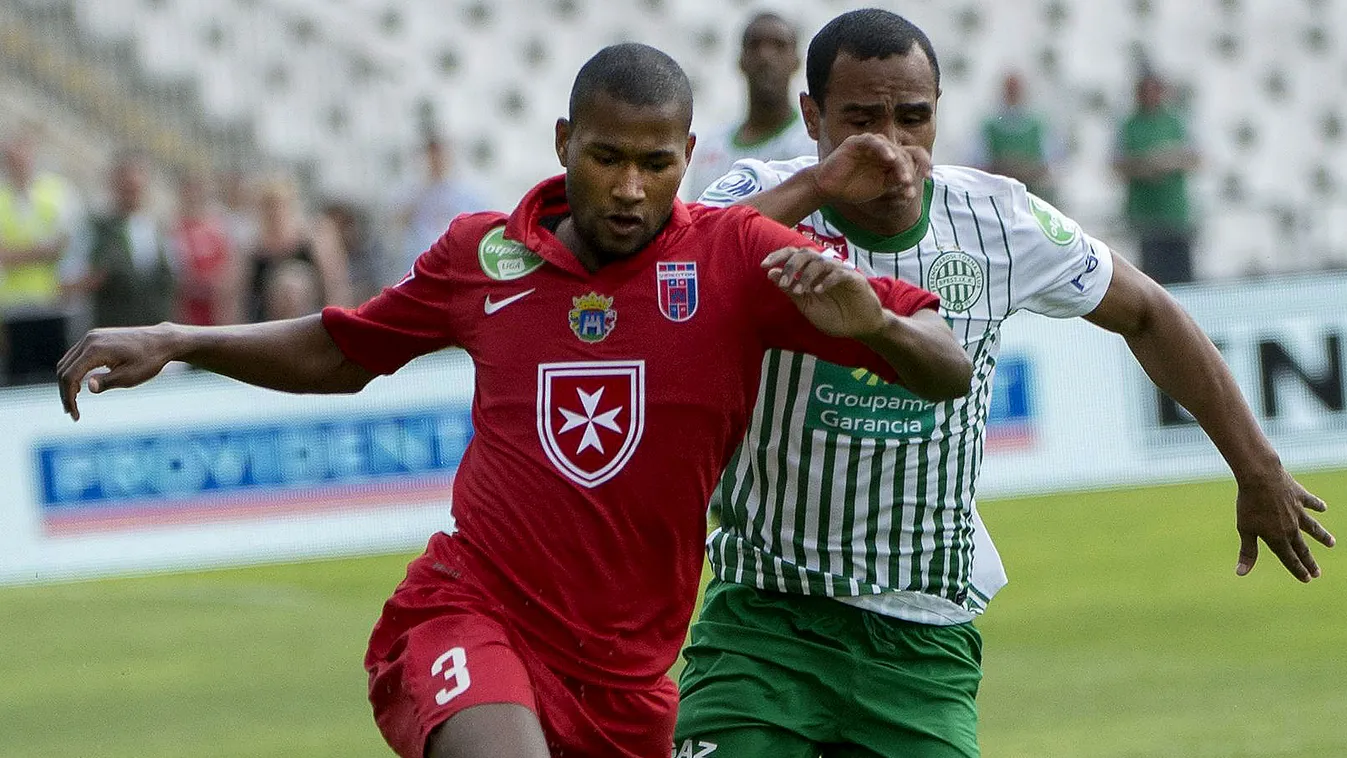 A Videoton játékosa, Paulo Vinicius (b) és Leonardo Santiago (FTC) a labdarúgó OTP Bank Liga 25. fordulójában