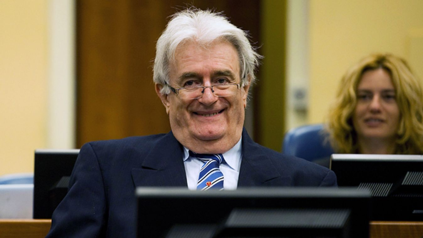  Radovan Karadzic volt boszniai szerb elnök mosolyog a tárgyalóteremben, mielőtt előterjeszti védekezését az egykori Jugoszlávia területén elkövetett háborús bűnöket vizsgáló hágai Nemzetközi Törvényszék előtt